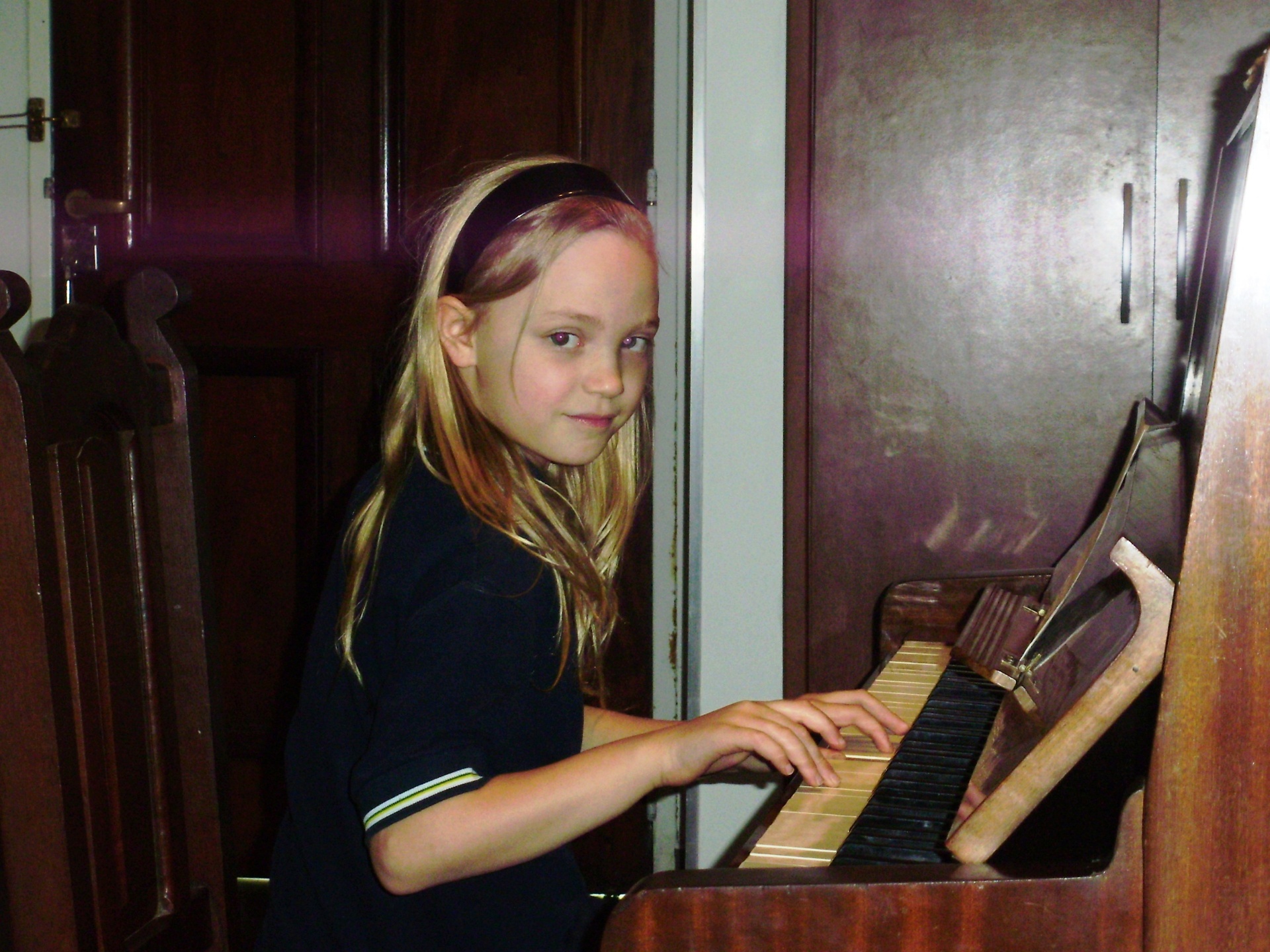 Virginia de niña sentada al piano